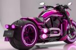 Moto V-Rod Personalizada Estilo Cyberpunk Futurista: Diseño con Luces Neón Rosa y Magenta